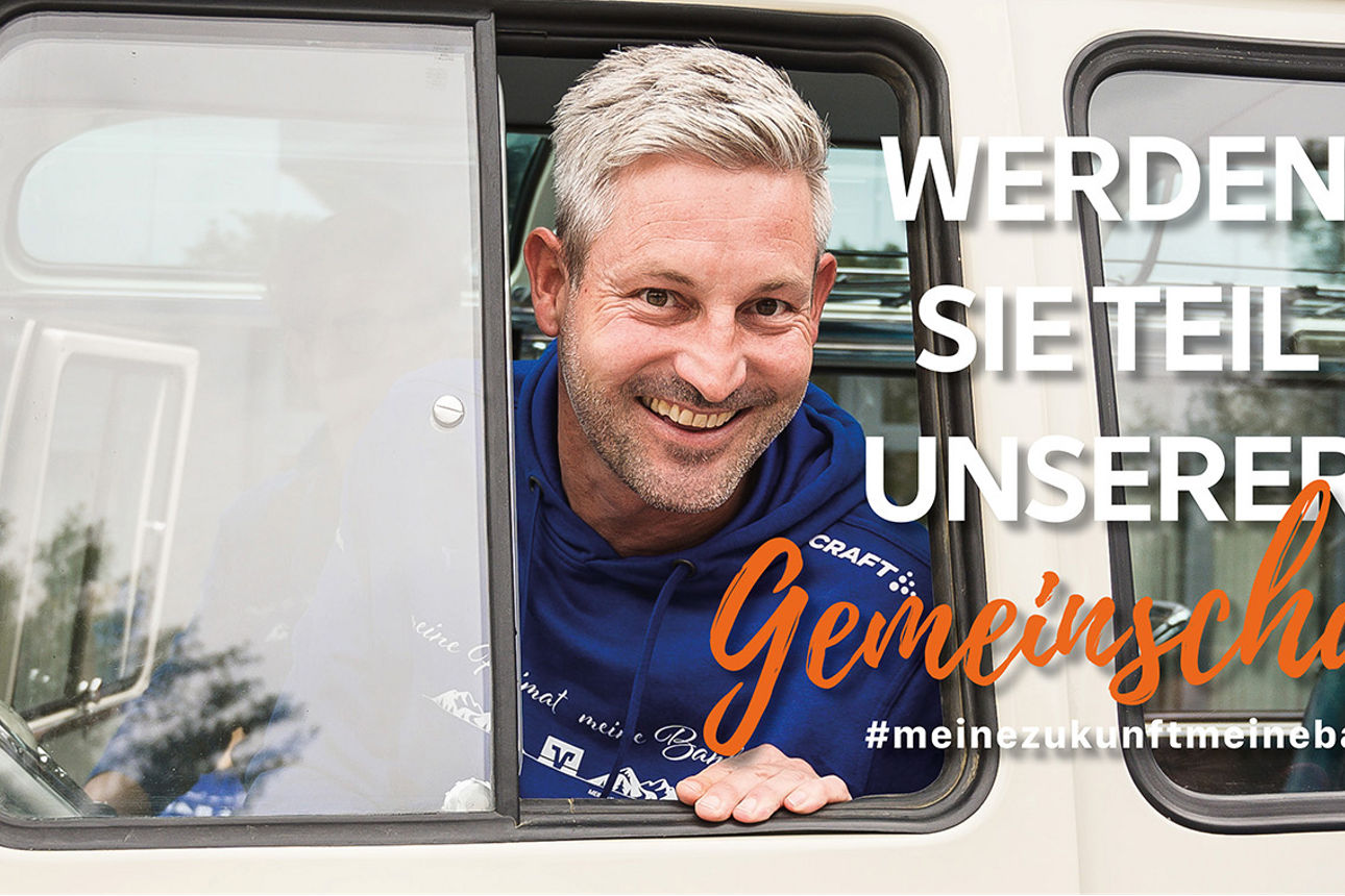 Zwei Männer lachen sich vom Auto aus an