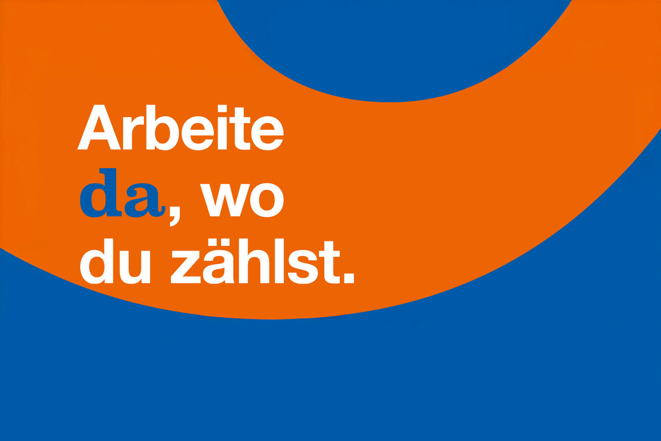 Schriftzug auf blau-orangem Hintergrund