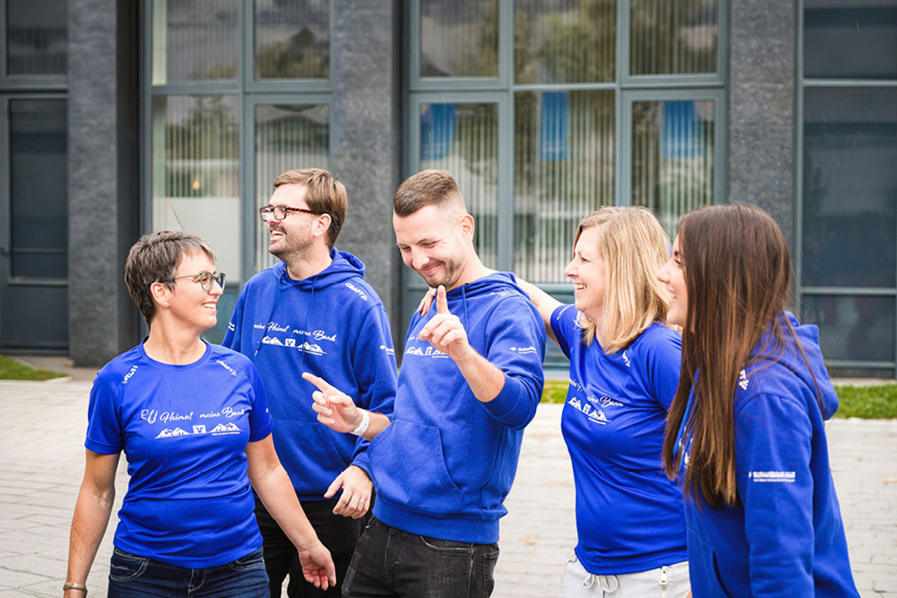 Mitarbeitende der meine Volksbank Raiffeisenbank eG bei einer gemeinsamen Teamaktivität im Freien.