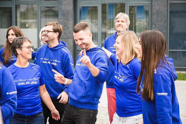 Bild: Mann tanzt in der Gruppe