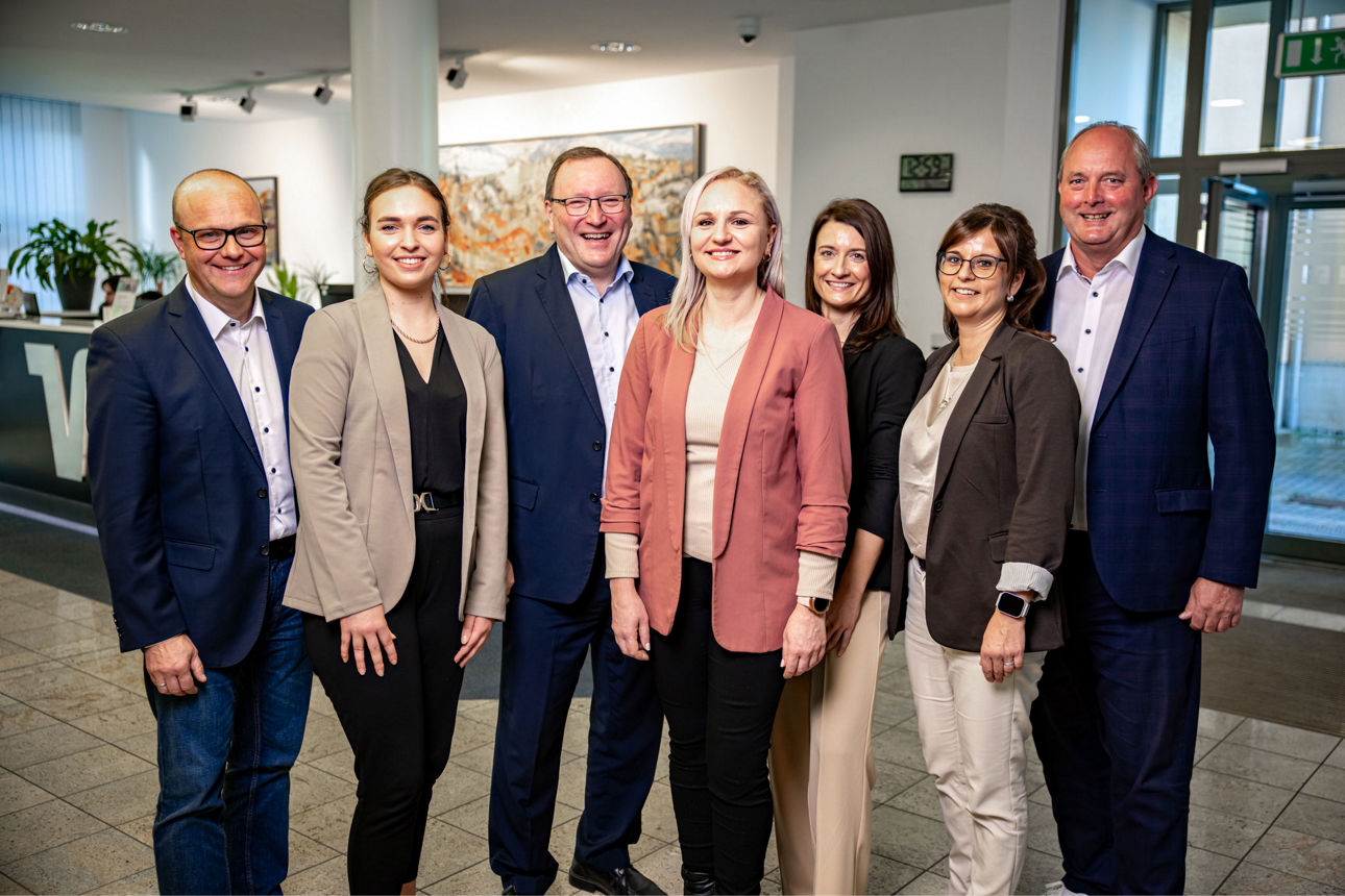 Eine Gruppe von 7 Personen in der Bank