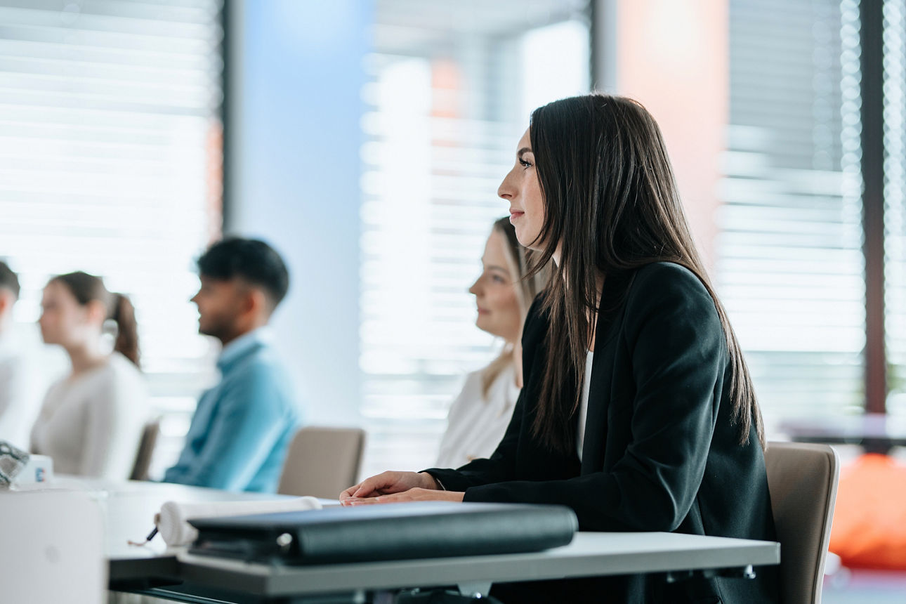 Junge Menschen in einer Vorlesung