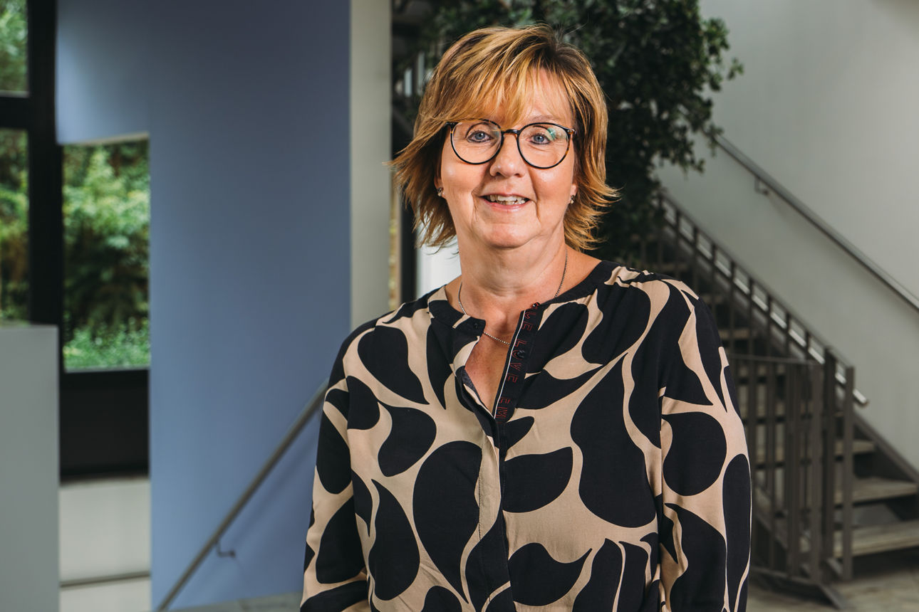 Gladbacher Bank Mitarbeiterin steht lächelnd in der Filiale