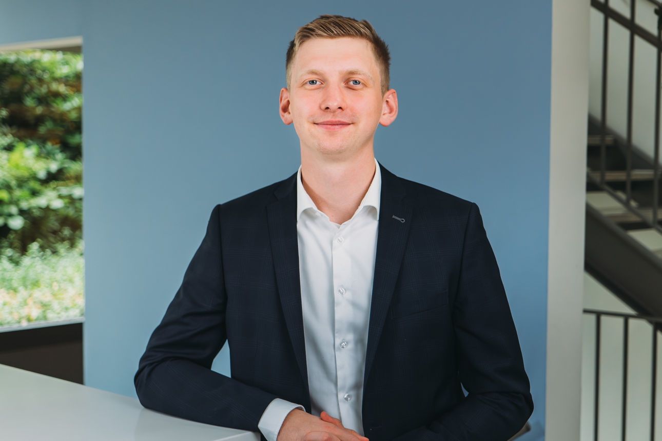 Junger Mann steht am Tresen