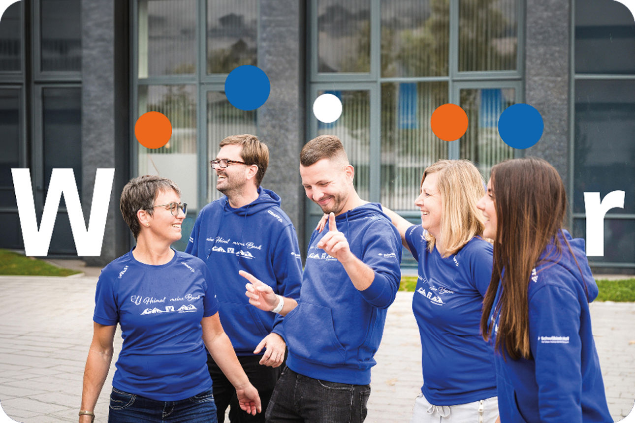 Mitarbeitende der meine Volksbank Raiffeisenbank eG bei einer gemeinsamen Teamaktivität im Freien.