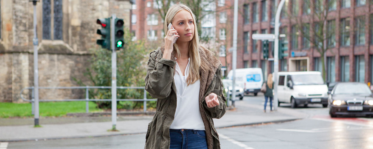 Eine junge Frau telefoniert mit ihrem Smartphone