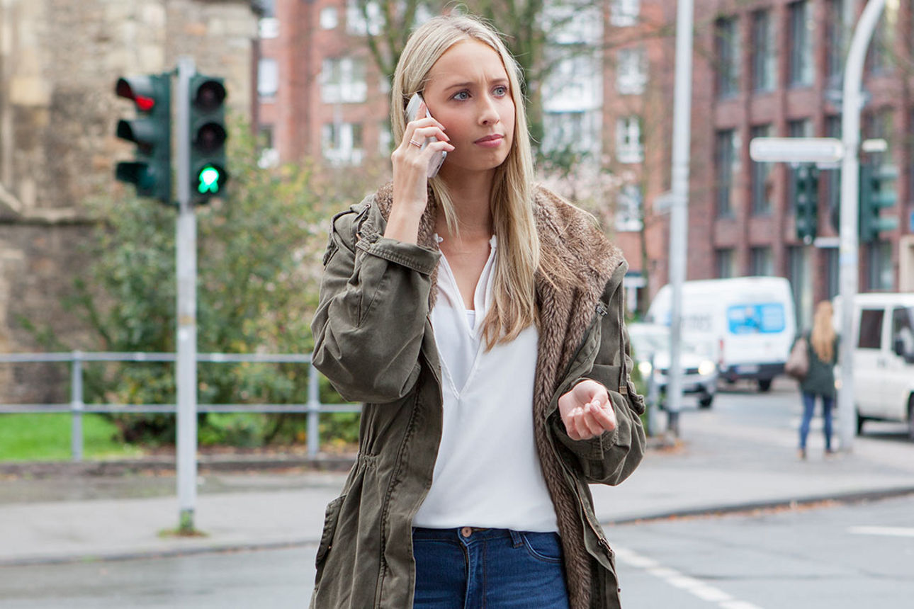 Eine junge Frau telefoniert mit ihrem Smartphone