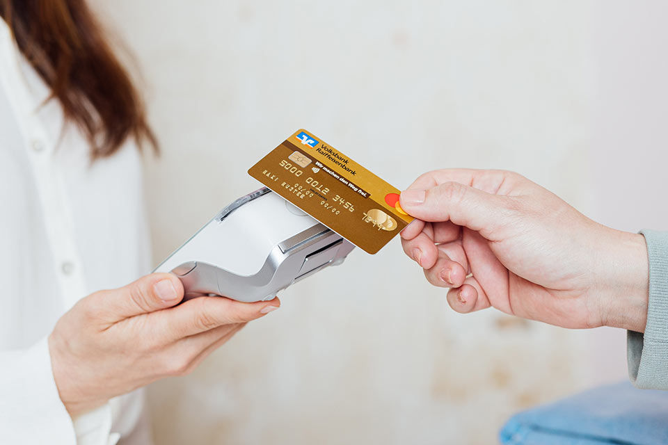 Bankkarte wird an ein Terminal gehalten
