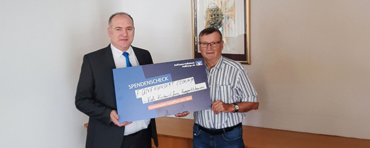 Alexander Rauschert mit einem Spendenscheck bei der Überreichung an die Kirchenstiftung Humprechtshausen