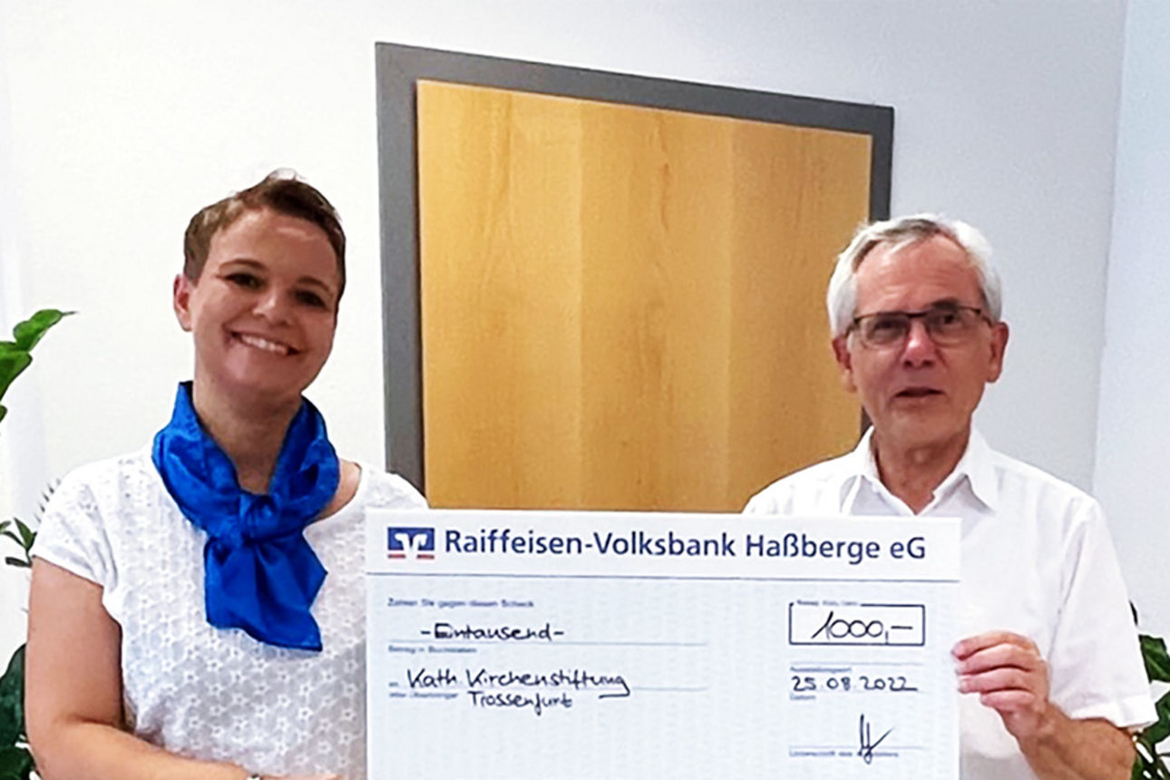 Anja Marquart übergibt die Spende an die Kirchenstiftung Trossenfurt