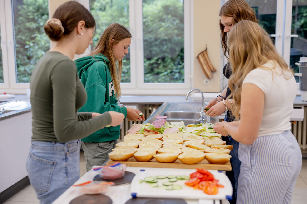 Bild mit jungen Erwachsenen im Vordergrund