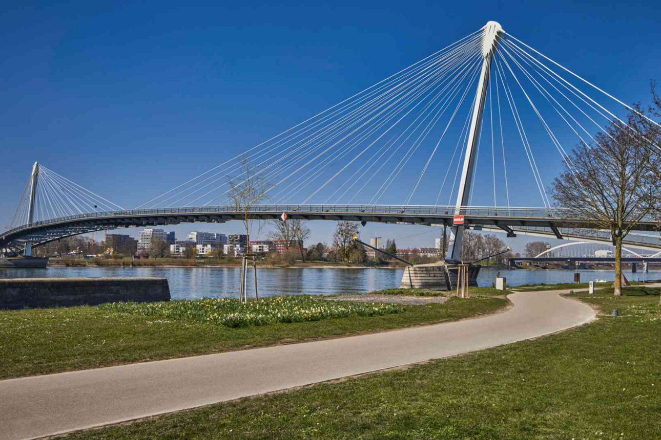 Fußgängerbrücke die Kehl und Straßburg über den Rhein verbindet