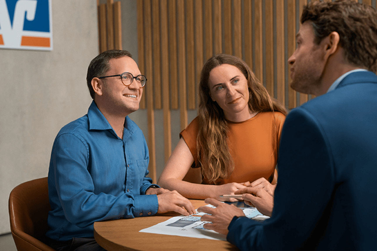 Berater im Gespräch mit einem Paar.