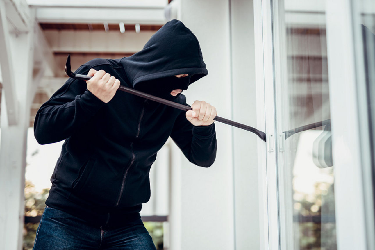Maskierte Person versucht mit Brecheisen in ein Haus einzubrechen