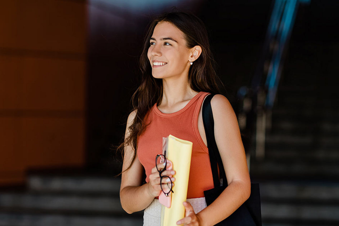 Zwei Personen schauen aufs Handy