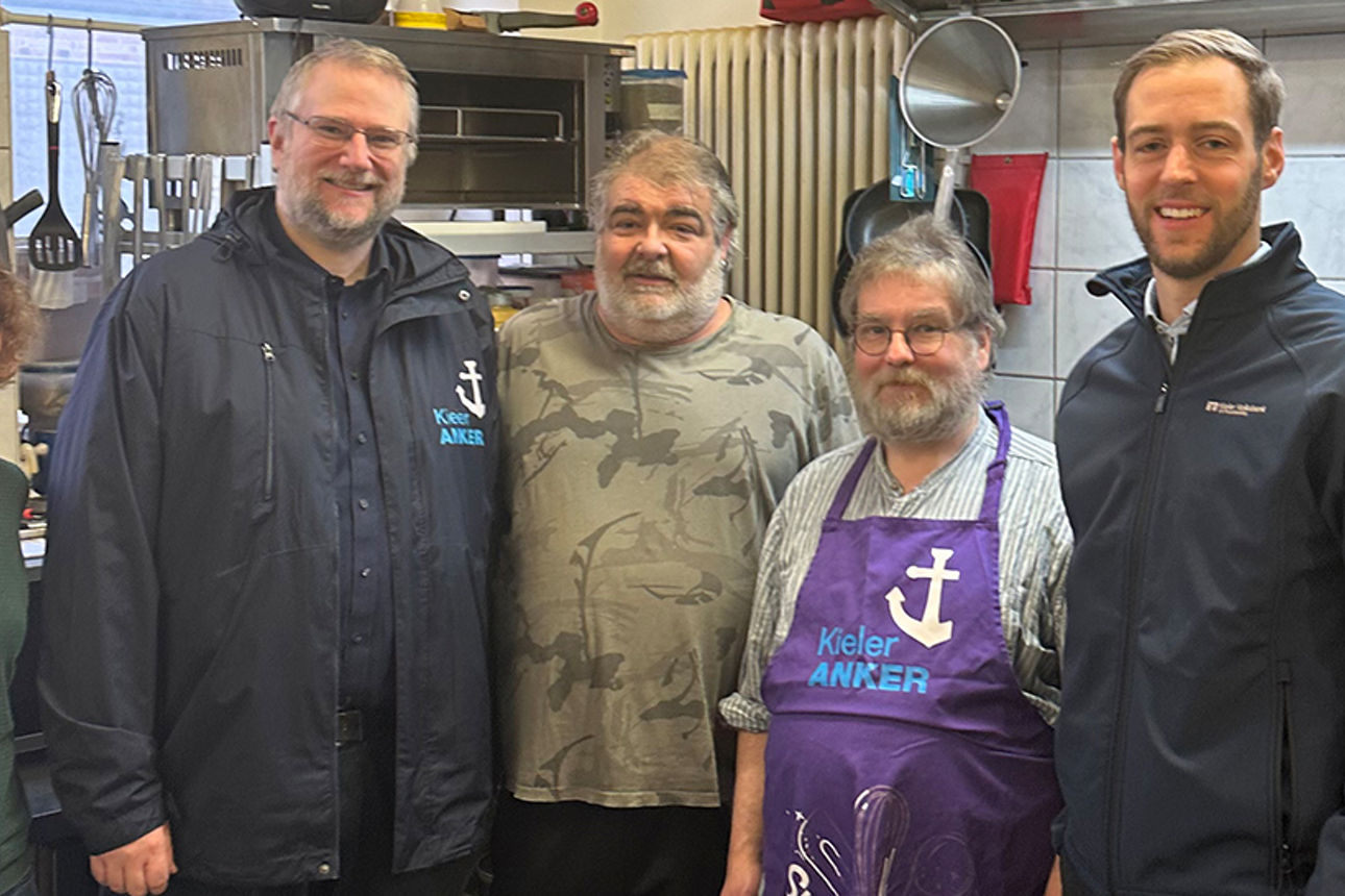 Gruppenfoto in der Großküche bei Kieler Anker