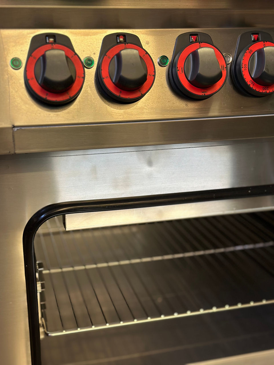 Nahaufnahme vom Großküchenherd