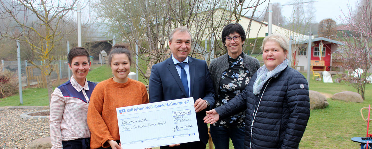 Manfred Krönert übergibt die Spenden an den Caritas-Kindergarten St. Maria Limbach