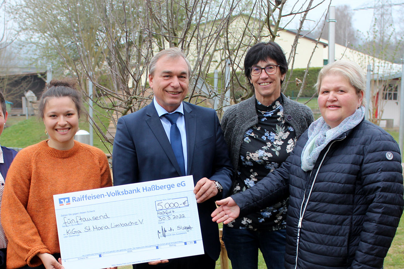 Manfred Krönert übergibt die Spenden an den Caritas-Kindergarten St. Maria Limbach