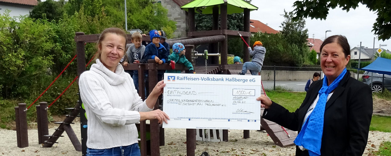 Kinder spielen auf dem sanierten Spielplatz des Caritas-Kindergartens Prölsdorf