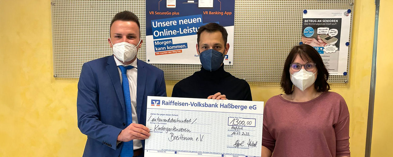 Simon Roppelt, Filialleiter in Eltmann, übergibt den Spendenscheck an den Kindergarten Breitbrunn