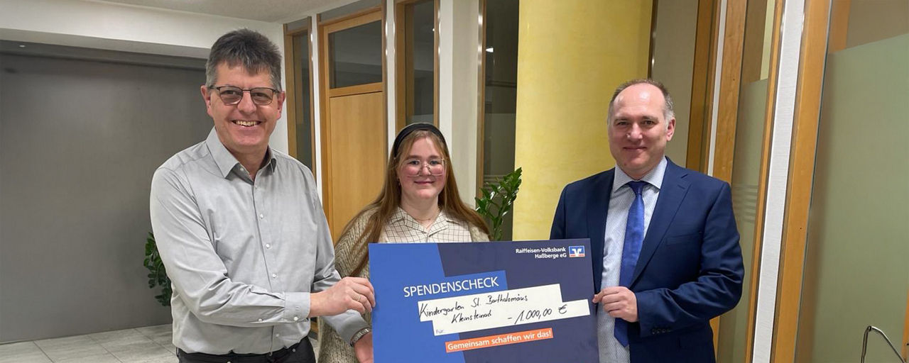 Alexander Rauschert von der Filiale Hofheim bei der Spendenüberreichung an den Kindergarten
