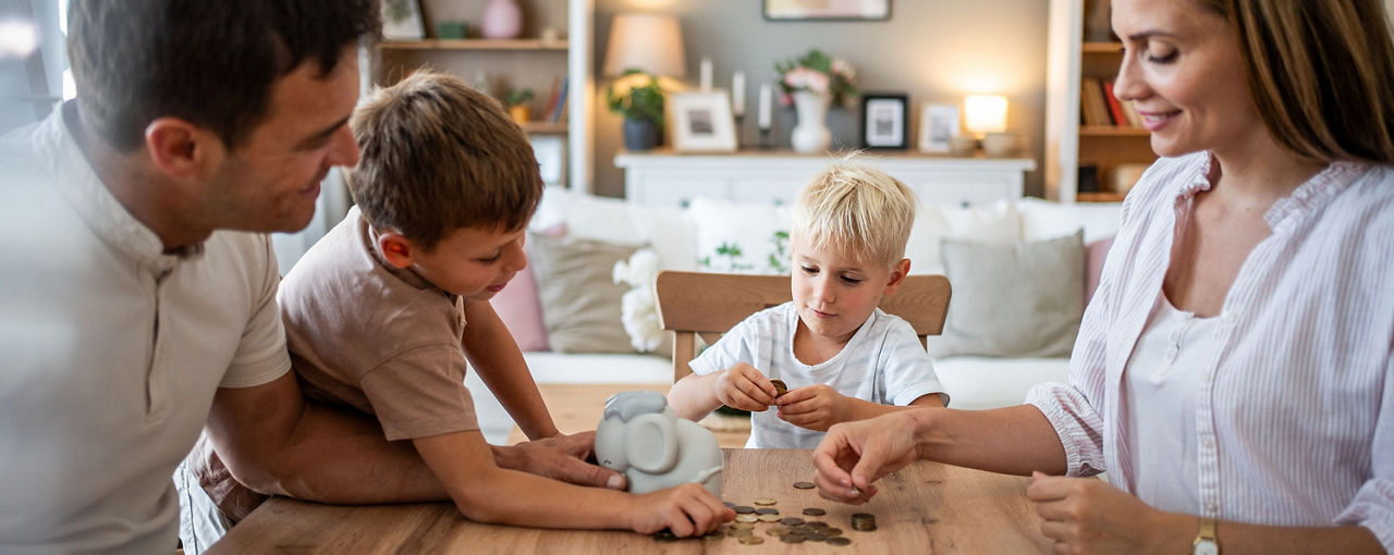  Eine junge Familie möchte die Steuerersparnisse durch das Absetzen der Kinderbetreuungskosten sinnvoll anlegen.
