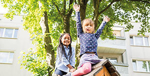 zwei glückliche Kinder