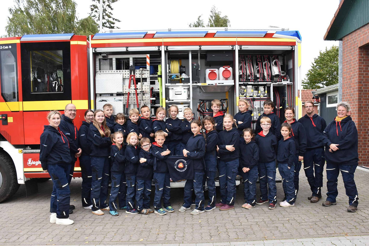 Mitglieder der Kinderfeuerwehr Neu Gülze/Zahrensdorf stehen vor dem Feuerwehreinsatzfahrzeug