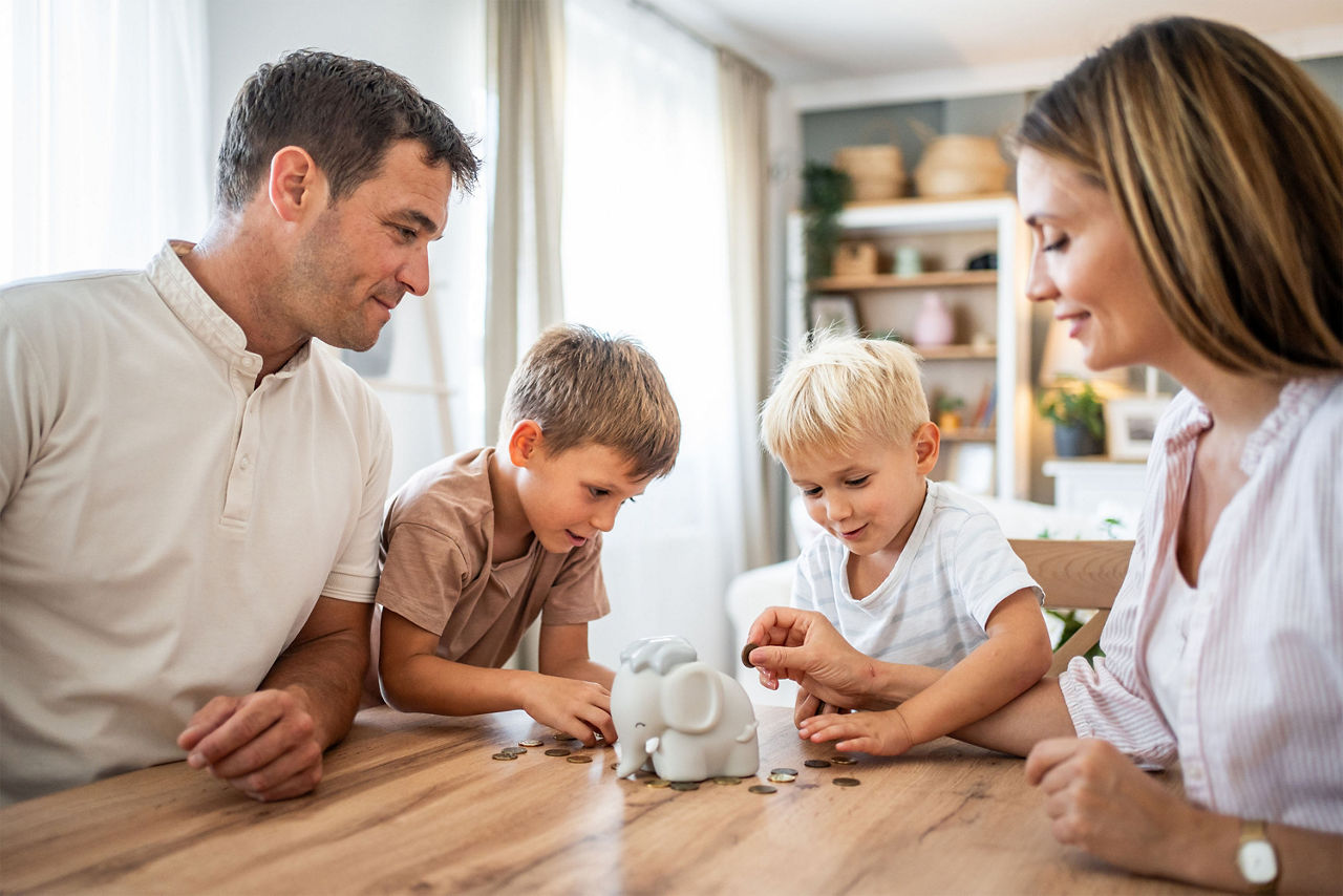 Eine junge Familie möchte die Ersparnisse durch den Kinderfreibetrag clever anlegen.