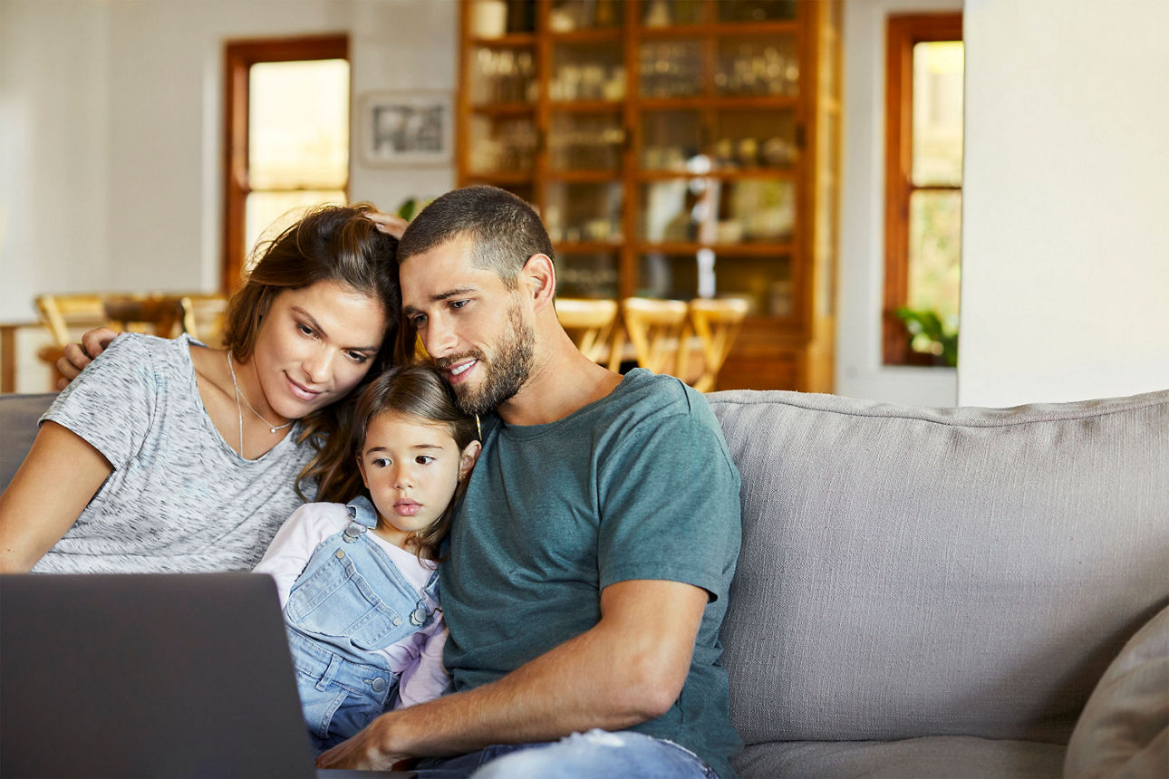 Eine Familie informiert sich am Laptop über den Kinderfreibetrag.