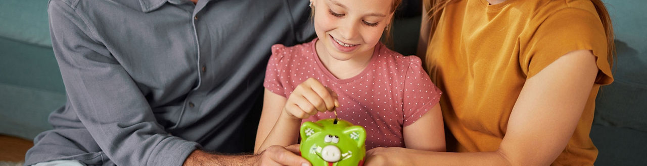  Eine junge Familie möchte das Kindergeld clever anlegen.