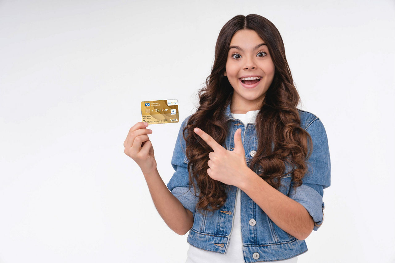 Mädchen zeigt auf ihre Girocard.