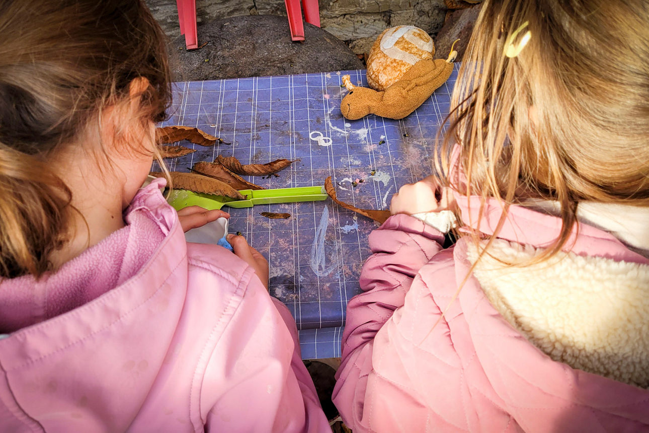 Kinder des Kinderschutzbund Eisenberg beim Malen und Basteln