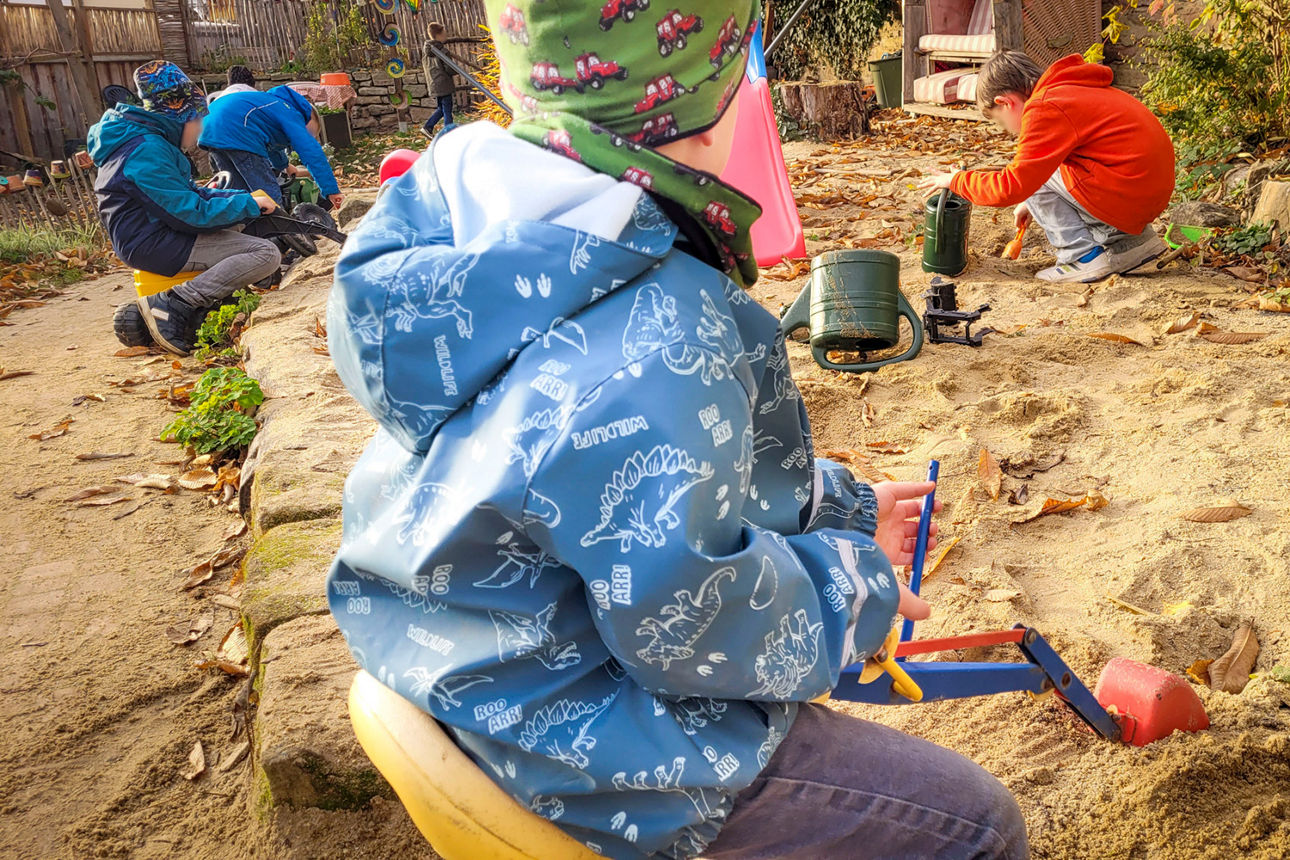 Kinder des Kinderschutzbund Eisenberg beim spielen im Sand