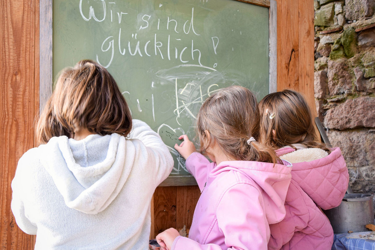 Kinder des Kinderschutzbund Eisenberg beim Schreiben an der Tafel
