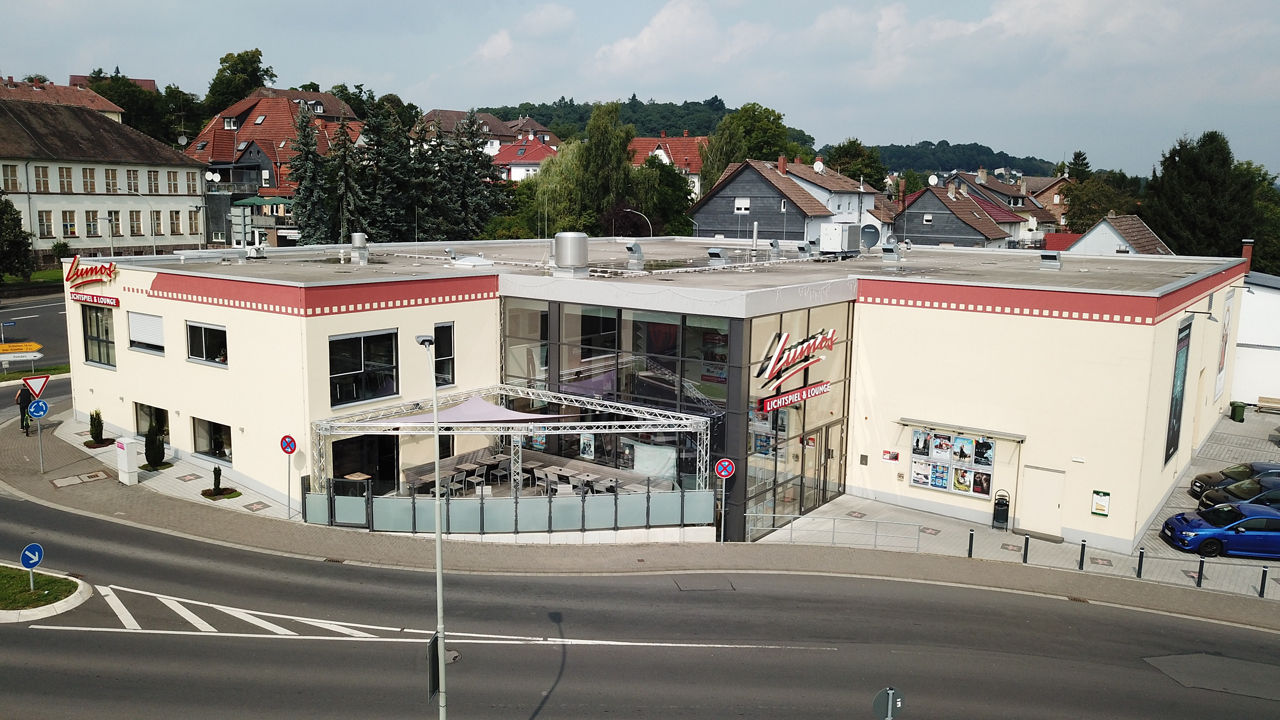 Das Bild zeigt eine Außenaufnahme von dem Kino Lumos in Nidda