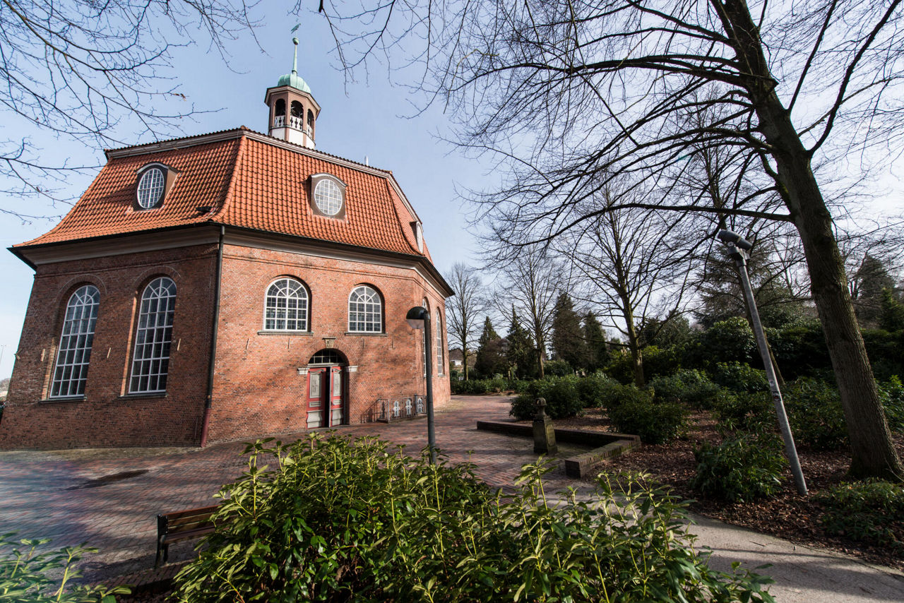 Ein kleines Kirchengebäude