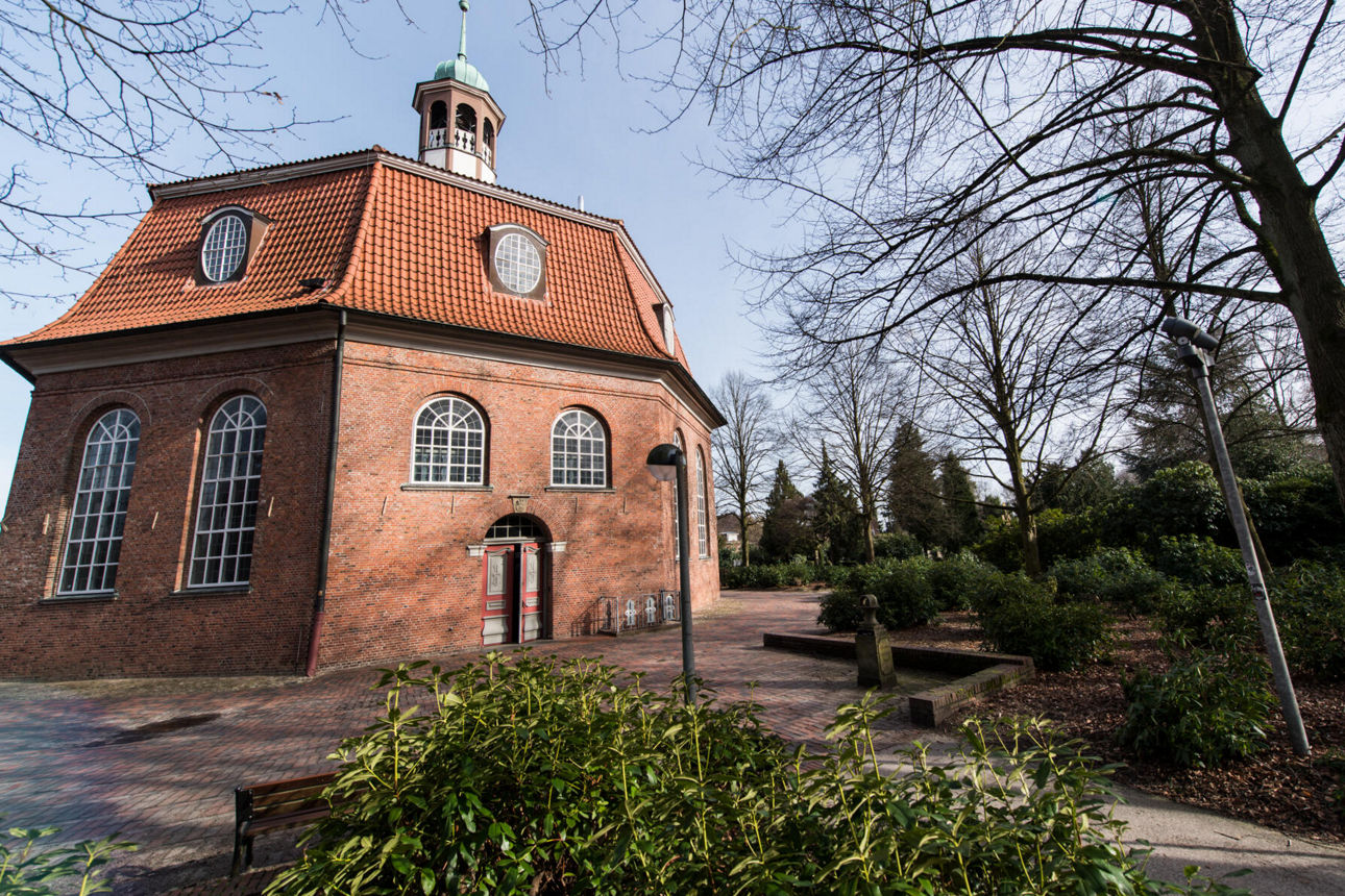 Ein kleines Kirchengebäude