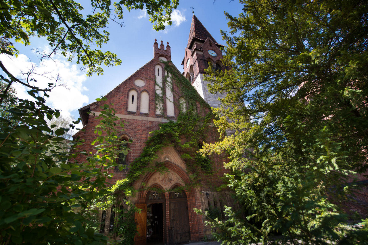 Ein großes altes Kirchengebäude im grünen