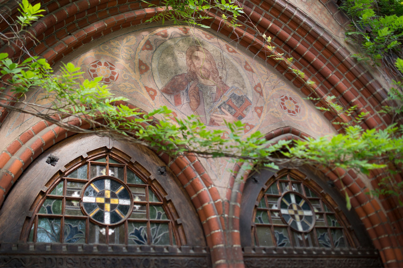 Bildausschnitt von einem alten Kirchenfenster