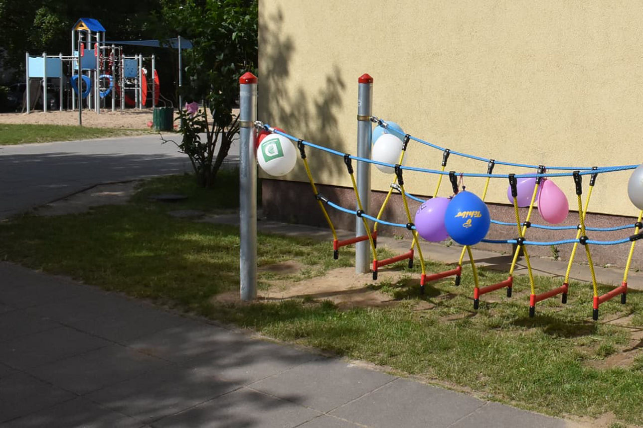 Wackelbrücke auf dem Außengelände der Kita "Haus Sonnenschein"