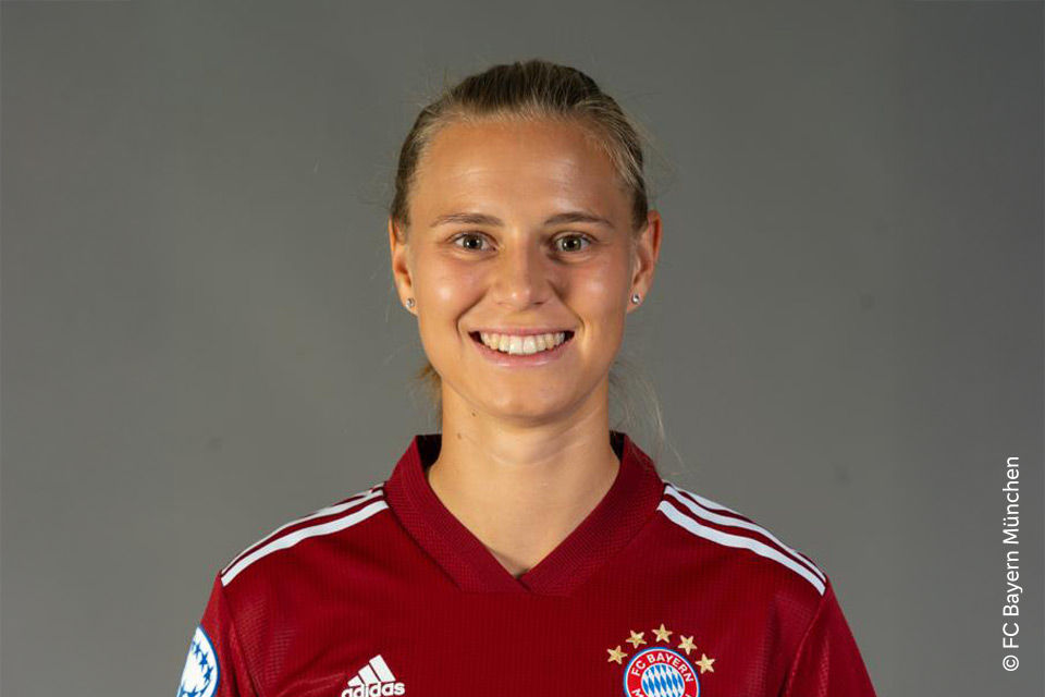 Klara Bühl im Trikot des FC Bayern München