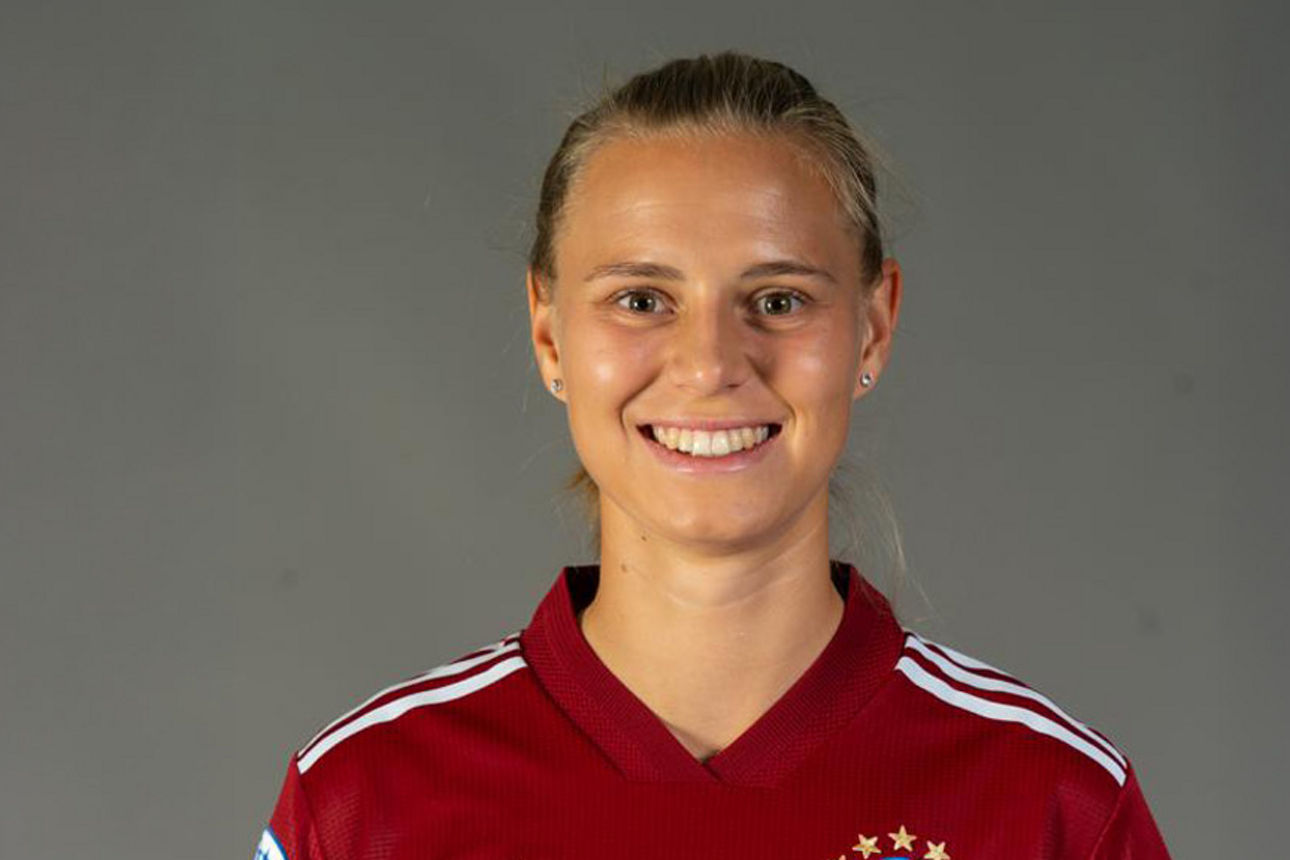 Klara Bühl im Trikot des FC Bayern München