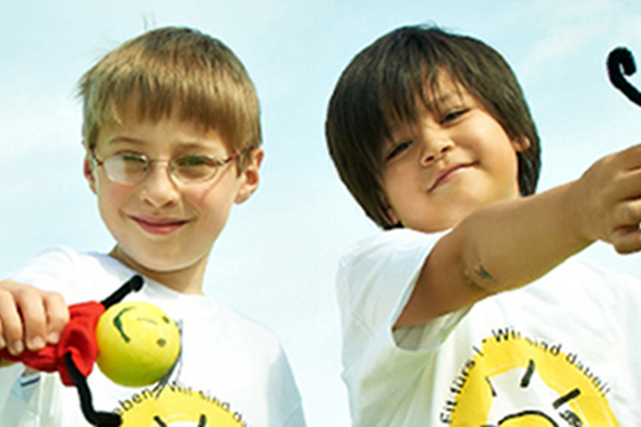 zwei Jungs spielen mit Figuren