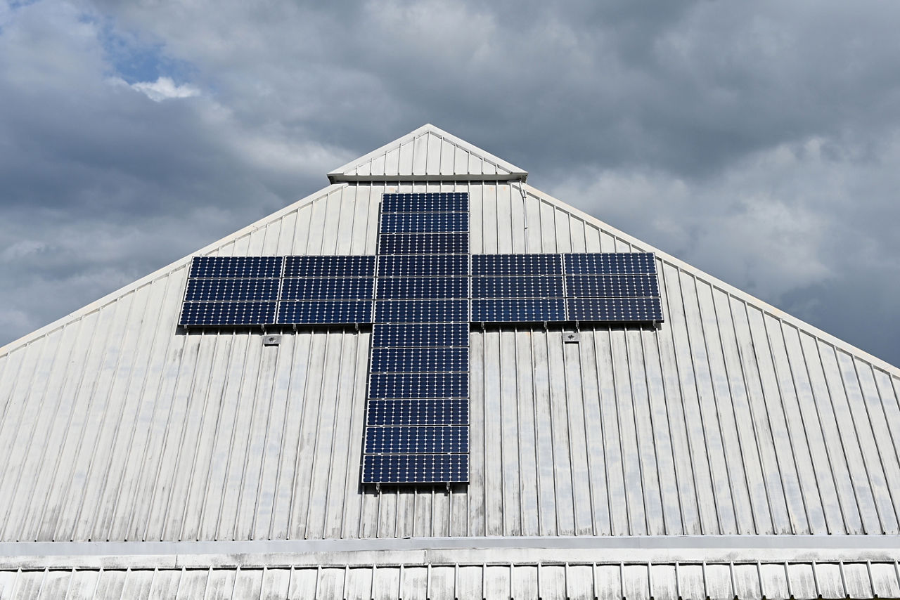 Photovoltaik-Zellen in Form eines Kreuzes angeordnet