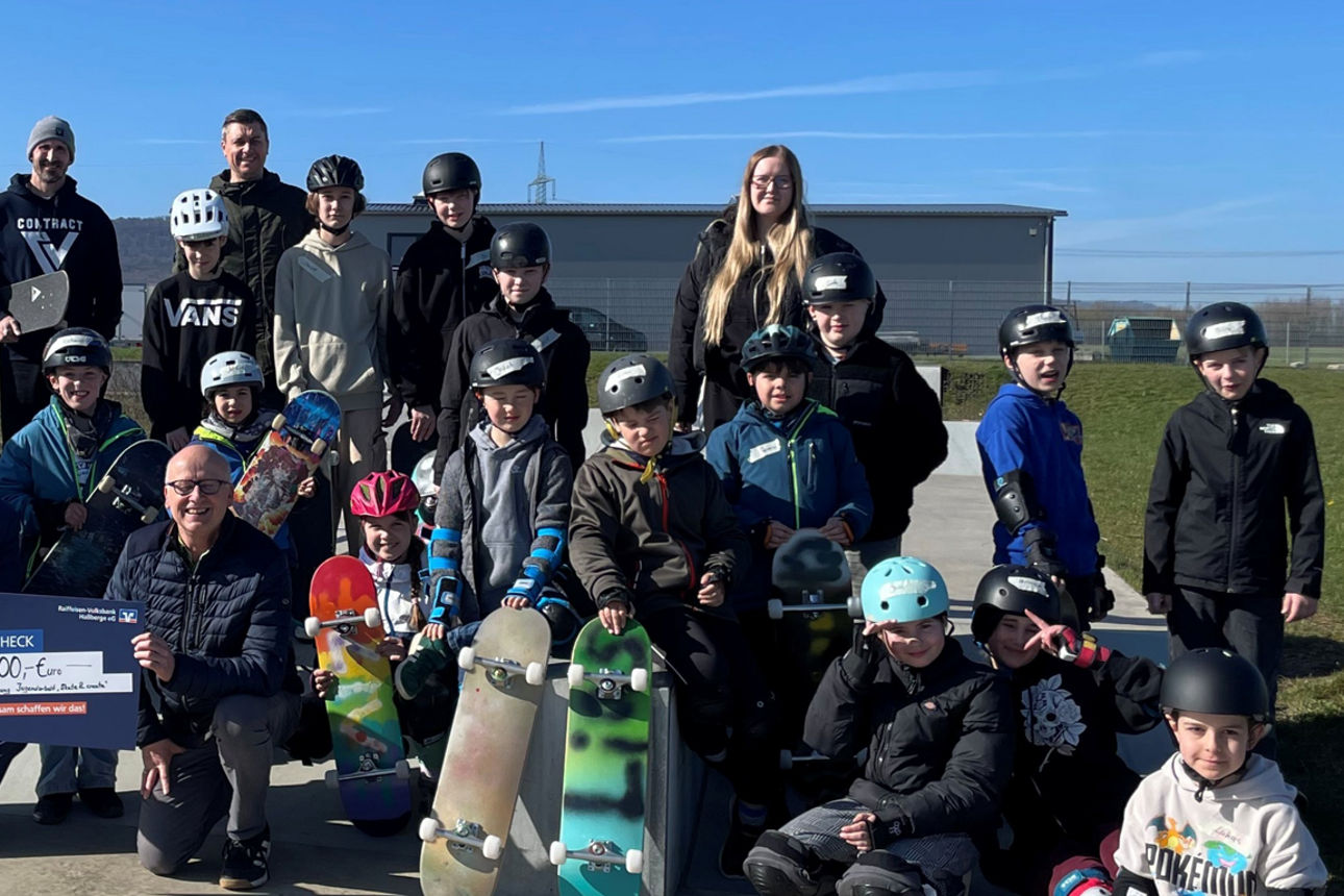 Gruppenbild von Kindern und Betreuern mit Skateboards im Skaterpark Knetzgau
