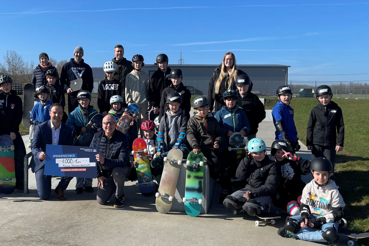 Gruppenbild von Kindern und Betreuern mit Skateboards im Skaterpark Knetzgau