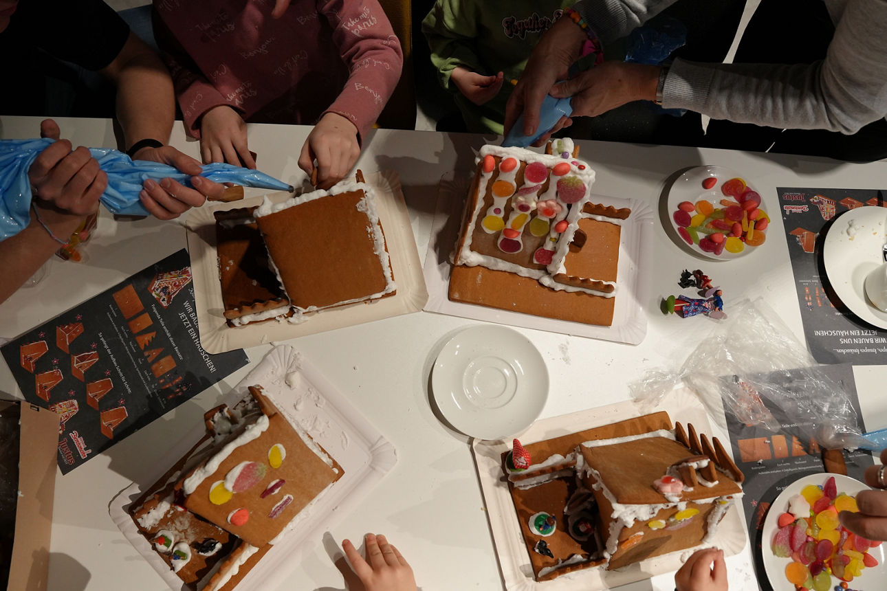 Kinder beim Knusperhausbasteln