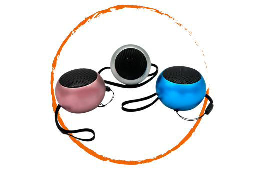 Drei kompakte Wireless-Speaker in drei verschiedenen Farben